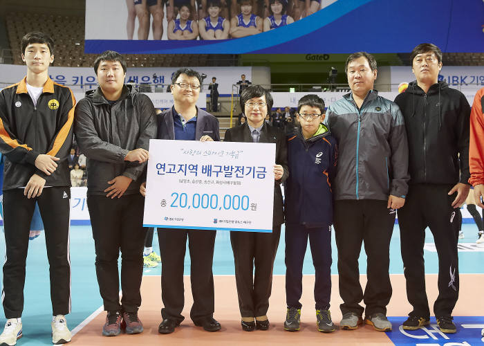 홍완엽 기업은행 노조위원장(왼쪽 세 번째)과 권선주 기업은행장(〃 네 번째), 화성지역 배구부 선수·코치 등이 기부금 전달 후 기념촬영했다.