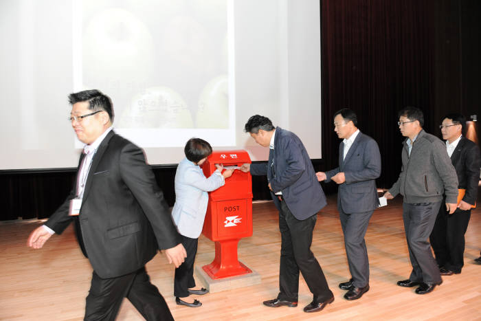 한국광물자원공사 임직원들이 청렴서약서를 우체통에 넣고 있다.