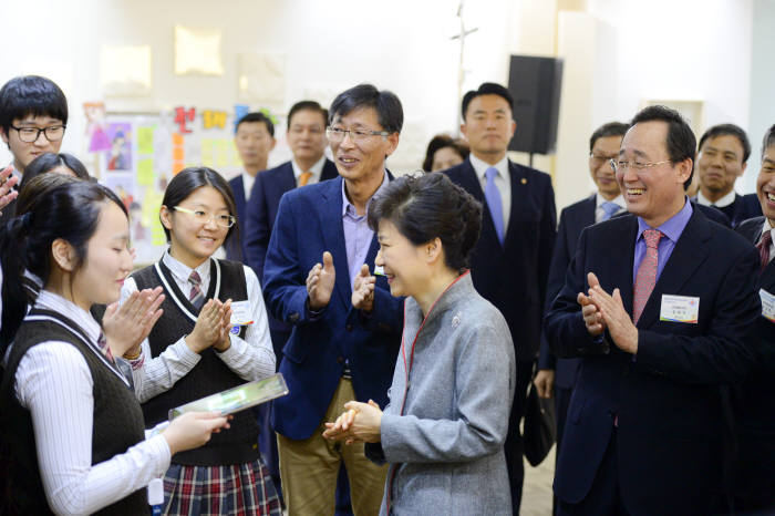 박근혜 대통령이 전북창조경제혁신센터 출범식에 참석해 전래동화를 소재로 게임소토리를 개발한 한국게임고 학생들과 이야기를 나누고 있다.