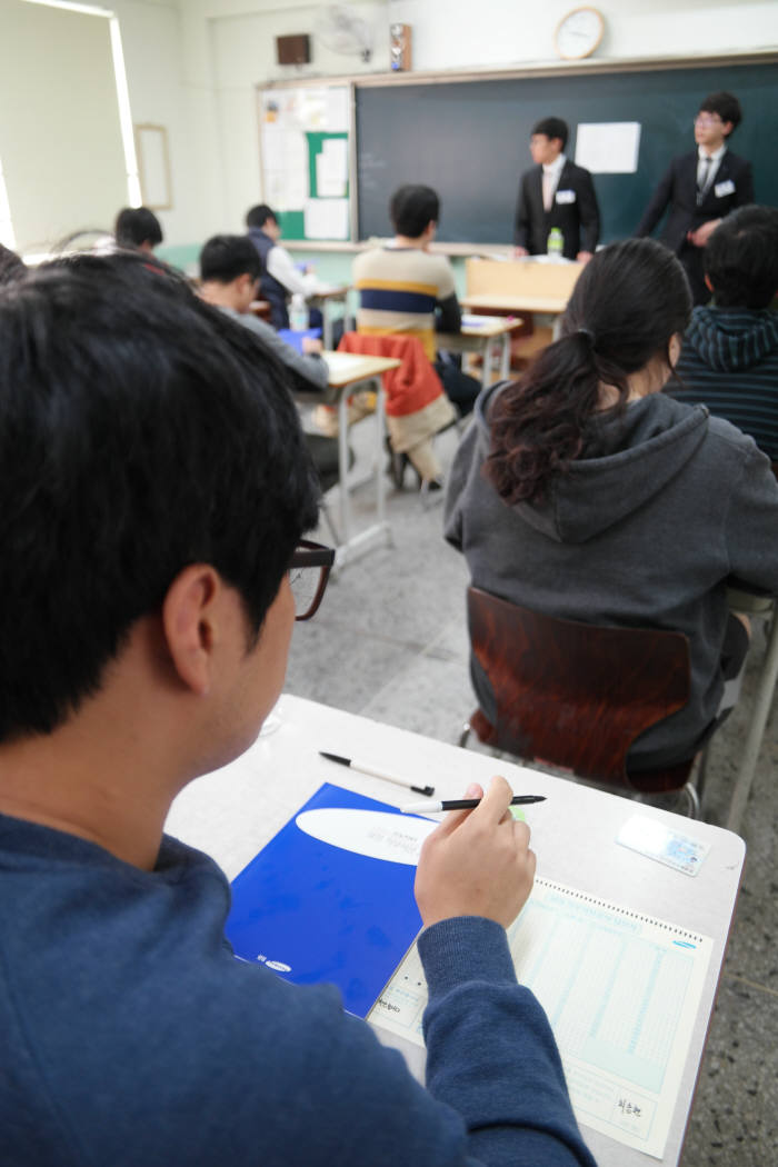 18일 서울 압구정동 압구정고등학교에서 진행된 삼성 대졸 신입사원(3급) 공개채용을 위한 `삼성직무적성검사(GSAT)`에서 수험생들이 시험을 준비하고 있다. <사진=삼성>