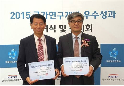 국가연구개발 우수성과 100선’에 선정된 김완두· 송준엽(오른쪽) 한국기계연구원 박사 가 기념촬영했다.