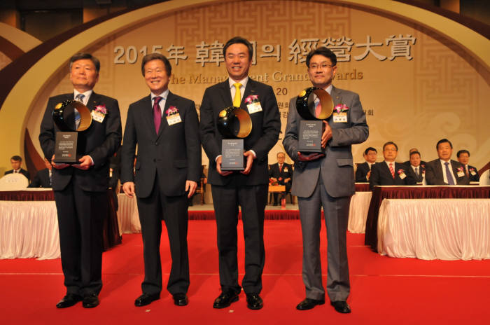 20일 열린 2015 한국의 경영대상 시상식에서 변종립 한국에너지공단 이사장(오른쪽 첫 번째)이 창조경영부문 종합대상 수상 후 기념촬영했다.