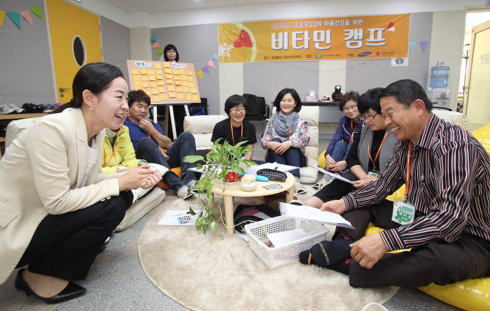 20일 제1회 사회복지사 비타민 캠프에 참가한 사회복지사들이 삼성물산 서비스아카데미의 임상심리학 전문강사로부터 마음건강 관리 상담을 받고 있다. <사진=삼성>