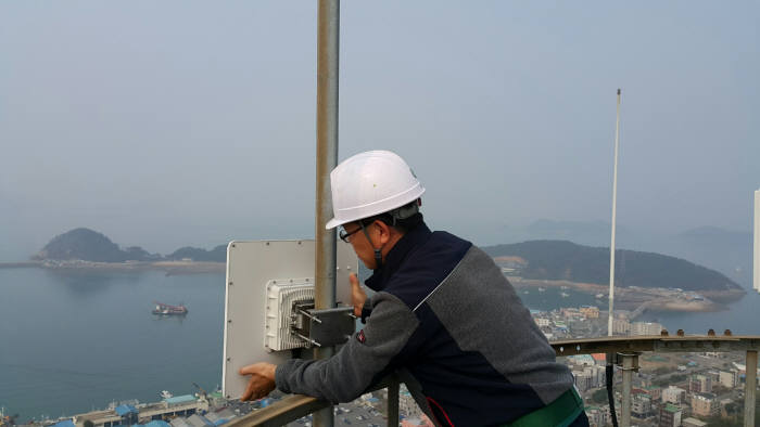 KT 충청네트워트운용본부 직원이 충남 옹도 등대에 초고속 인터넷 통신망을 설치하고 있다.