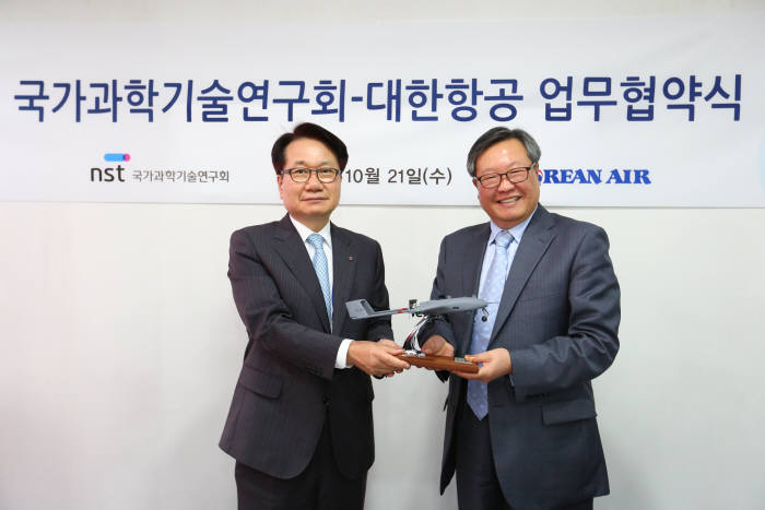 이상천 국가과학기술연구회 이사장(오른쪽)과 지창훈 대한항공 총괄사장이 21일 경기도 성남 서울공항에서 무인항공기 등 미래 첨단기술 개발 및 사업화와 관련한 포괄적 업무 협약을 체결한 뒤 손을 맞잡고 있다.