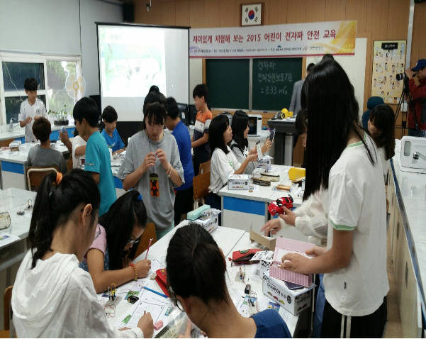 국립전파연구원이 최근 전자파 체험교육에 공을 들이고있다. 사진은 지난달 신안군 지도초등생을 대상으로 실시한 전자파 수신기 조립 및 전자파 측정 모습이다.