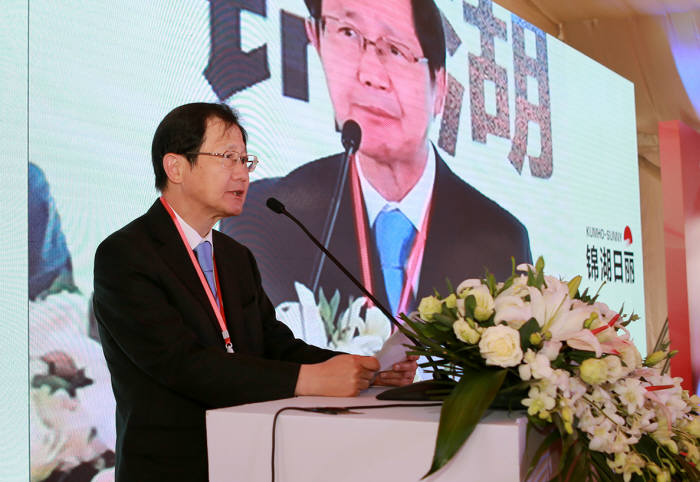 박찬구 금호석유화학 회장이 지난 21일 중국 합작사 상하이금호일려소료 금산 공장 준공식에서 기념사를 했다.