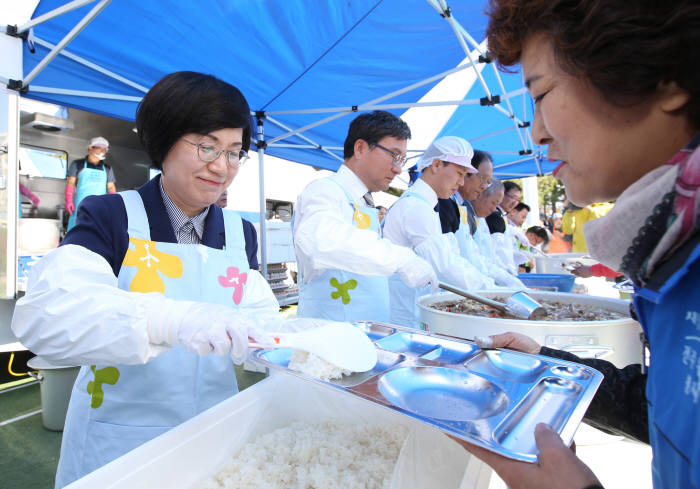 권선주 IBK기업은행장(왼쪽)이 26일 전북 전주시 도내기샘공원에서 ‘전주연탄은행’에 무료 급식차량 ‘참! 좋은 사랑의 밥차’를 전달한 뒤 배식 봉사활동을 하고 있다. 이 날 전달식에는 이상직 국회의원, 김승수 전주시장과 시민 등 400여명이 참석했다.