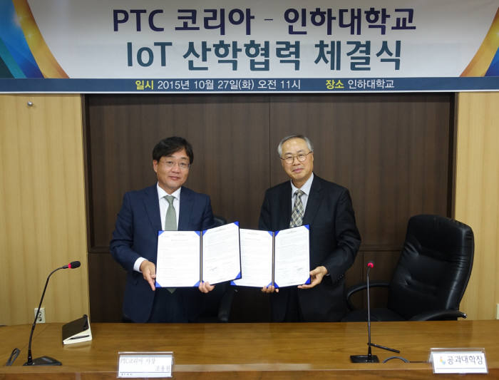 조용원 PTC코리아 대표(왼쪽)와 한상을 인하대 공과대학장이 IoT 산학협력 체결식을 가졌다.