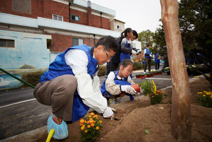 삼성전기는 27일 수원 화서동 소재 아동보육시설 동광원에서 담벼락 벽화 그리기와 화단 조성 등 봉사활동을 실시했다. 이윤태 삼성전기 사장(사진)을 비롯해 임직원 30여명이 참석해 놀이터 담벼락에 벽화를 그리고 미니 화분 만들기와 화단 조성 등을 함께했다.