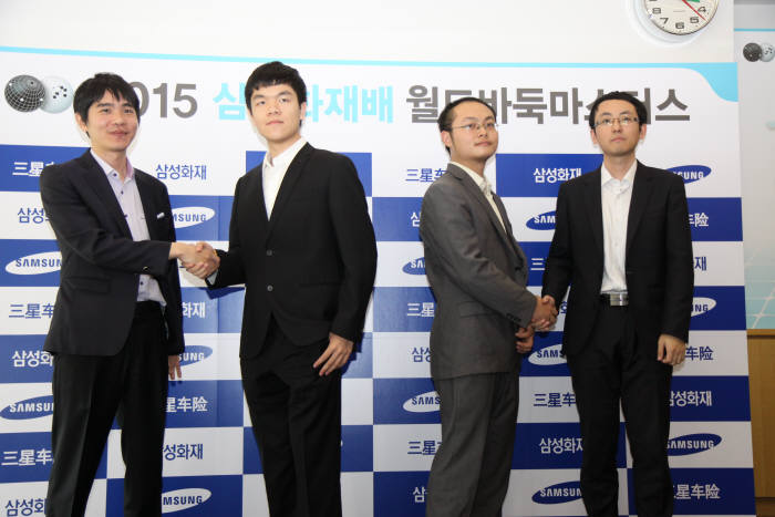삼성화재배 4강 진출자들이 대진 추첨 후 악수하며 선전을 다짐하고 있다. 왼쪽부터 이세돌, 커제, 탕웨이싱, 스웨 9단.
