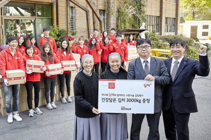 박성관 대유위니아 대표와 임직원들이 `서울특별시 꿈나무 마을’`을 방문해 `건강담은 김치` 3000kg의 전달식을 가졌다. 왼쪽부터 배태연 서울특별시 꿈나무 마을 수녀, 권오열 분원장, 박성관 대유위니아 대표, 신중철 마케팅 담당.