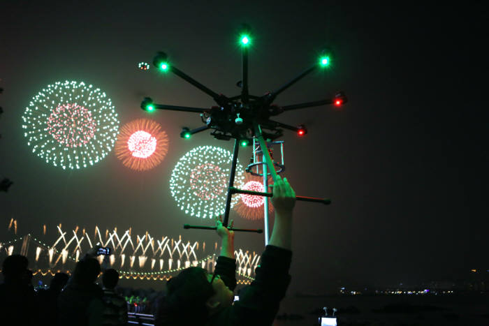 부산정보산업진흥원 직원이 드론을 이용해 부산불꽃축제 영상을 찍고 있다.