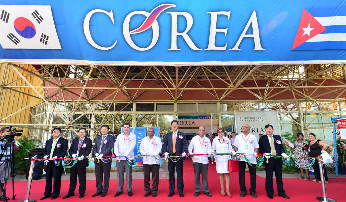 KOTRA는 2일(현지시간) 쿠바에서 열린 `2015 아바나 국제박람회`에 한국관을 구성해 참가하고 사상 처음으로 공식 개관식을 개최했다