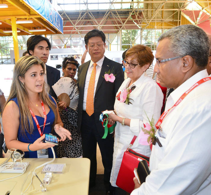 2일(현지시간) 열린 `2015 아바나 국제박람회`에서 주요인사들이 부스를 관람하고 있다