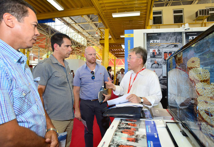 KOTRA는 2일(현지시간) 쿠바에서 열린 `2015 아바나 국제박람회`에 한국관을 구성해 참가했다. 관람객들이 부스를 구경하고 있다