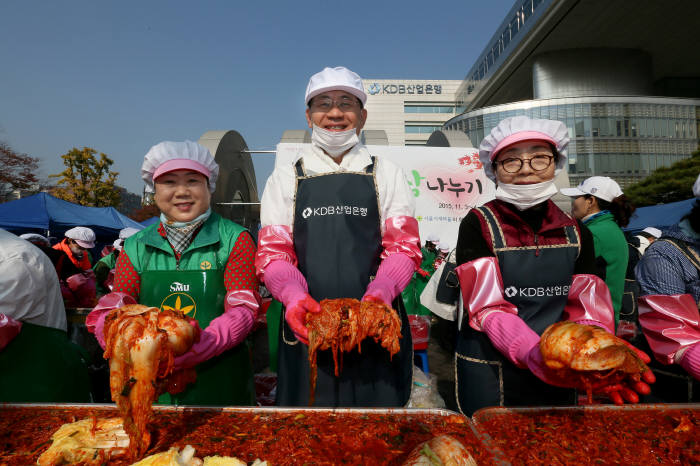 사진 우측부터
 첫번째 산업은행 홍기택 회장 부인(전성빈 서강대 교수)
 두번째 산업은행 홍기택 회장
 세번째 이순남 서울시 새마을부녀회장
 사진 제공 산업은행