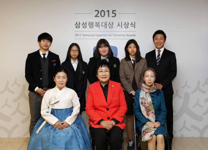 5일 서울 삼성생명 컨퍼런스홀에서 열린 `2015 삼성행복대상` 시상식에서 수상자들이 기념촬영했다. 앞줄 왼쪽부터 여성창조상 안숙선 명창, 여성선도상 김정숙 회장, 가족화목상 박향숙 공동대표. 뒷줄 왼쪽부터 청소년상 윤정현, 황윤하, 전유정, 강민주, 원종건 학생.