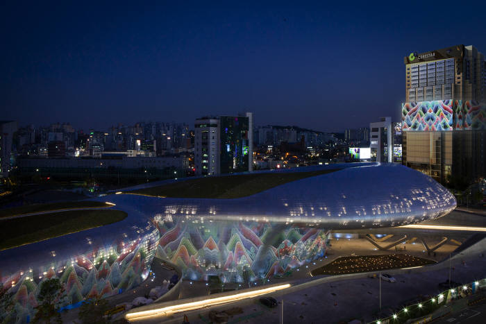 SK네트웍스가 동대문에 조성 계획인 국내 최대 규모의 미디어 파사드 투시도