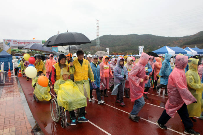 영흥해변마라톤대회 참가자들이 출발 신호와 함께 달려나가고 있다.