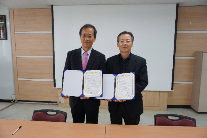 11일 송동주 한국공학교육인증원 수석부원장(왼쪽)과 김창우 한국기술사회 상근부회장이 협약서를 들어보이고 있다.