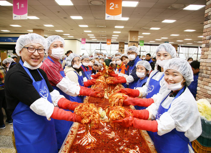 지난 14일 경기 수원시 삼성디지털시티에서 경기도 대표단체, 지역주민, 삼성전자 임직원 등 680여명이 모여 어려운 이웃 겨울나기를 돕기 위해 120톤의 김치를 담갔다. <사진=삼성전자>