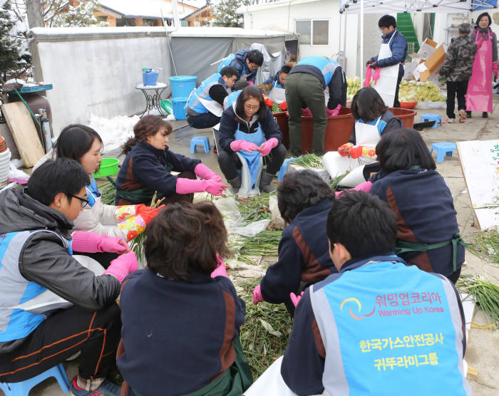 귀뚜라미그룹이 한국가스안전공사와 충북 음성군 장애인 보호시설에서 김장 지원과 독거노인 가정에 연탄배달 봉사 활동을 진행했다.