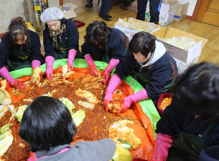 사진설명 : 2014년 한국가스안전공사와 귀뚜라미그룹이 충청북도 음성군에 있는 장애인 보호시설에서 김장을 하고, 독거노인 댁에 연탄배달 봉사 활동을 진행했다.