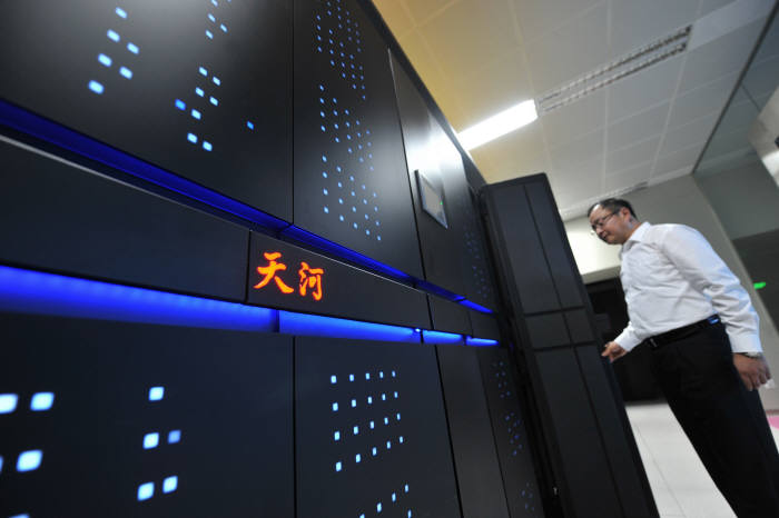 세계에서 가장 빠른 슈퍼컴퓨터로 중국의 텐허-2가 선정됐다.