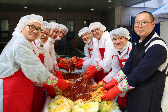 롯데하이마트와 김지냉장고 제조 협력사 임직원이 김장나눔 봉사활동에 참여했다.