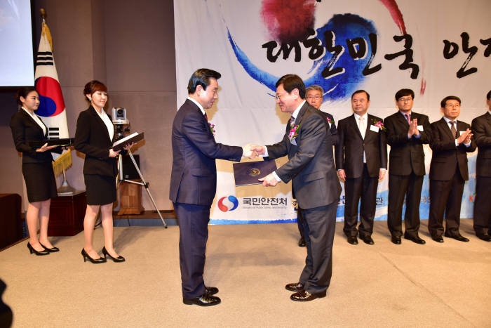 박인용 국민안전처장관(왼쪽)과 정석부 남동발전 기술전무가 악수를 나누는 모습.