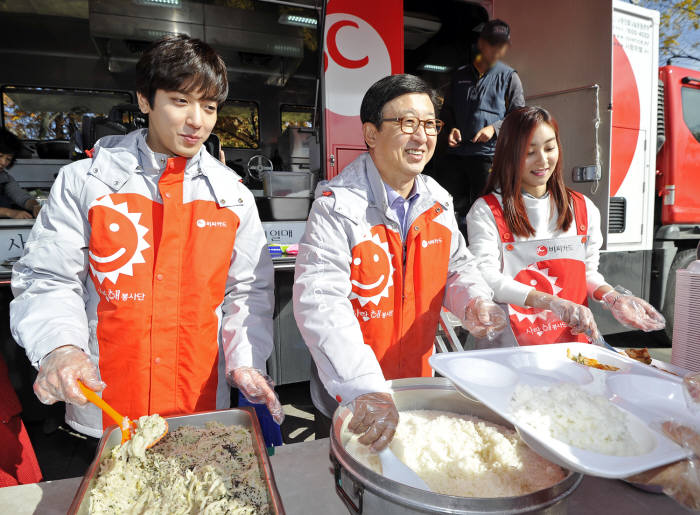 서준희 비씨카드 사장(가운데)과 비씨카드 광고모델 정용화씨(왼쪽), 왕지원씨(오른쪽)가 봉사활동을 펼쳤다.