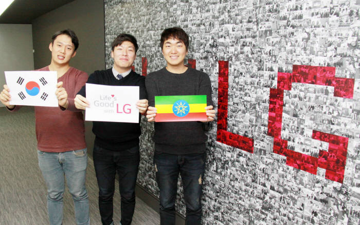 지난 3월부터 8월까지 에티오피아 `LG-KOICA 희망직업훈련학교`에 파견돼 봉사활동을 진행했던 연암대 학생 (왼쪽부터) 류송강씨, 황성준씨, 김도경씨가 LG트윈타워에서 전자신문과 인터뷰를 가졌다. <LG전자 제공>