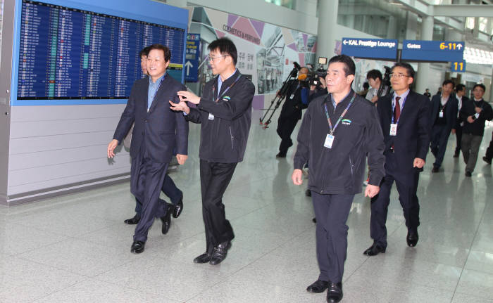 강호인 국토교통부 장관(가운데)이 박완수 인천국제공항 사장과 대화를 나누며 공항 내부를 지나고 있다.