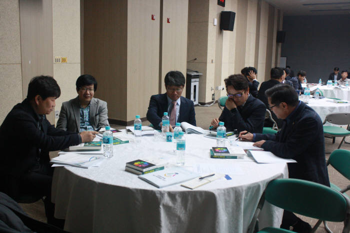 CEO빅뱅포럼에 참석한 농업 CEO들이 ICT 융합에 관해 토론했다.