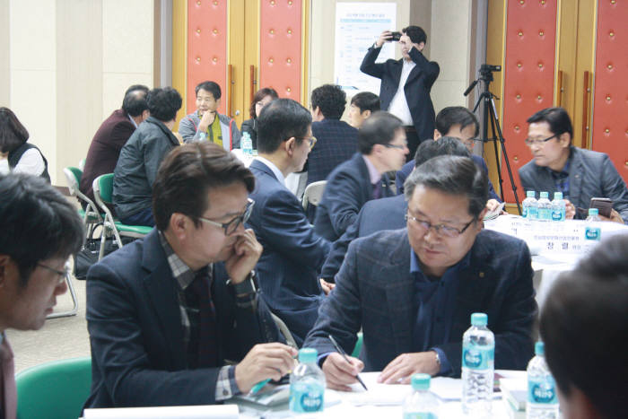 CEO빅뱅포럼에 참석한 농업 CEO들이 ICT 융합에 관해 토론했다