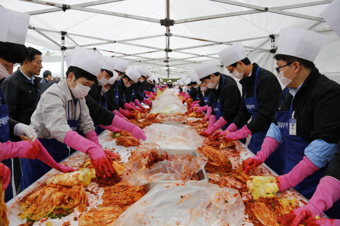 현대위아 임직원과 노조원이 김장 김치를 담그고 있다. <현대위아 제공>