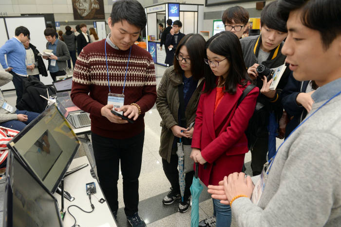 동아대, 동의대 연합인 Tizen1팀이 임베디드 리눅스 공유기를 이용한 와이파이 간단 접속 시스템을 시연하고 있다. 박지호기자 jihopress@etnews.com