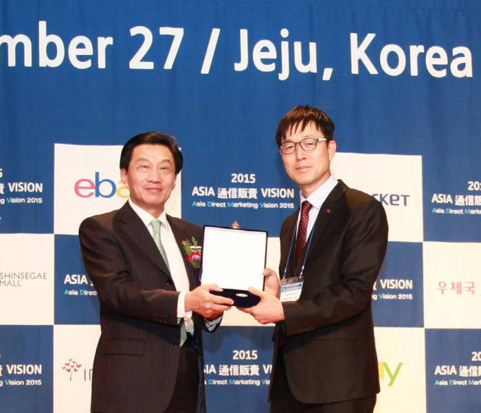 김용만 NS홈쇼핑 SB사업본부장(왼쪽)과 왕닝 중국전자상회 부회장이 ‘아시아 온라인 쇼핑 비전 2015’ 에서 기념촬영했다.