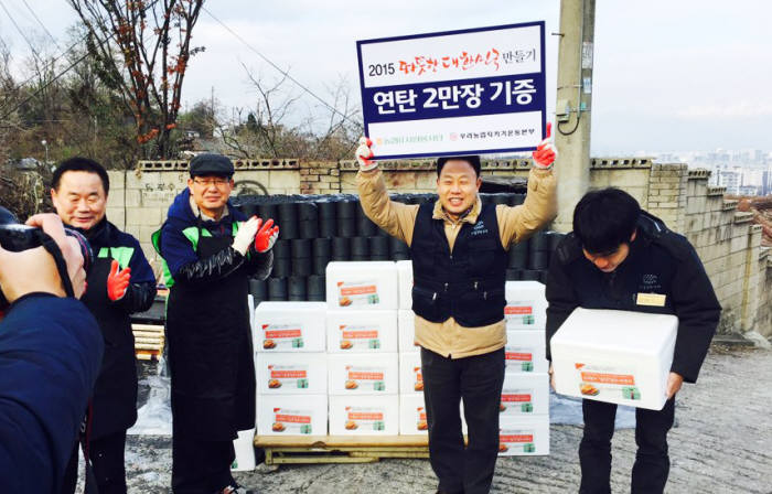 농협은행IT본부 직원들이 연탄배달을 끝내고 기념촬영했다.