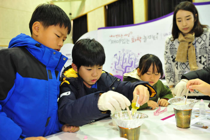 LG화학이 30일 충북 청주시 옥산초등학교에서 개최한 `재미있는 화학놀이터`에 참가한 학생들이 `친환경 비누 만들기 체험`을 하고 있다.