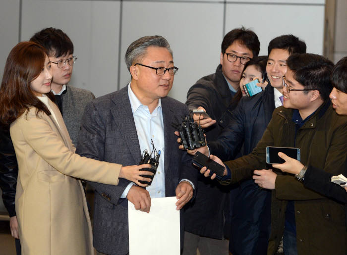 고동진 삼성전자 신임 무선사업부장(사장) 2일 서울 서초동 삼성전자빌딩에서 사장단 협의회를 마친 후 취재진 질문에 답변하고 있다. / 박지호기자 jihopress@etnews.com