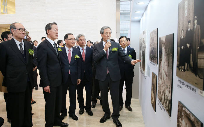 전경련은 3일 전경련회관 1층 로비에서 허창수 전경련 회장, 이홍구 전 국무총리, 정홍원 기념사업위원장, 정몽준 아산재단 이사장 등 전경련 임직원 100여명이 참석한 가운데 `정주영 탄생 100주년 사진전`을 개최, 정몽준 아산재단 이사장이 가족사진에 대한 설명을 하고 있다. 이홍구 전 국무총리, 허창수 전경련 회장, 정홍원 기념사업위원장, 이철우 새누리당 의원, 정몽준 아산재단 이사장, 이승철 전경련 부회장