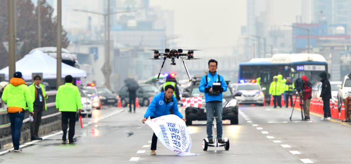 최근 미래부가 마련한 ‘2015 창조경제박람회 미래성장동력 챌린지퍼레이드 자율주행차와 드론 실 도로 시연 모습.