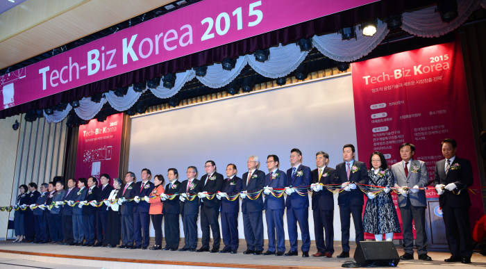 8일 서울 역삼동 한국과학기술회관에서 열린 ‘테크비즈코리아 2015’에서 개막식 참석 인사들이 테이프 커팅을 하고 있다. 윤성혁기자 shyoon@etnews.com