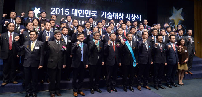 우리나라 산업기술 발전에 기여한 산업기술인을 격려하기 위한 ‘2015 대한민국 기술대상 시상식’이 11일 서울 양재동 aT센터에서 열렸다. 문재도 산업부 차관과 정재훈 한국산업기술진흥원장 등이 수상자를 축하하며 파이팅하고 있다. 박지호기자 jihopress@etnews.com