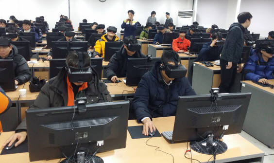 가상현실(VR) 기술과 온라인게임 기술을 접목한 체감형 소방관 가상 직무훈련 시스템이 개발됐다.