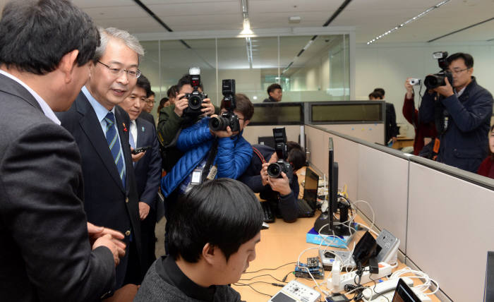 임종룡 금융위원장(오른쪽)과 함영주 KEB하나은행장이 8일 서울 종로구 그랑서울 KEB하나은행 본점에서 열린 ‘핀테크 1년, 금융개혁 현장점검 회의’에서 비접촉 지문인식을 시연하고 있다.
 임종룡 금융위원장이 8일 서울 종로구 그랑서울 KEB하나은행 본점에서 열린 `핀테크 1년, 금융개혁 점검회의` 시작에 앞서 모두발언을 하고 있다.