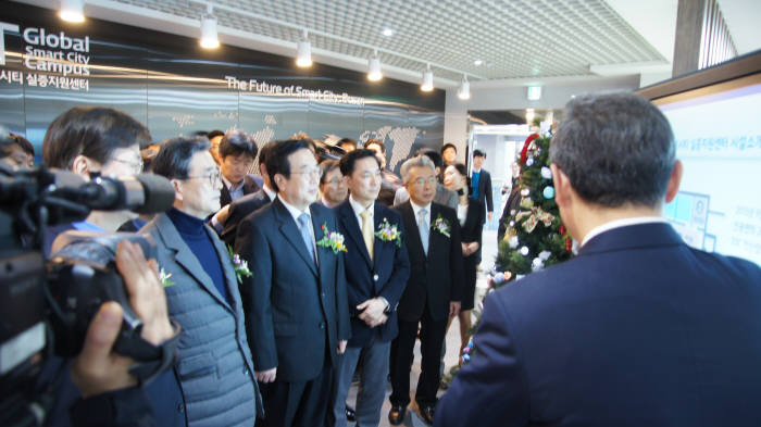 부산서 열린 글로벌 스마트시티 실증단지 조성사업 성과보고회.왼쪽에 이한구 의원이 보인다.