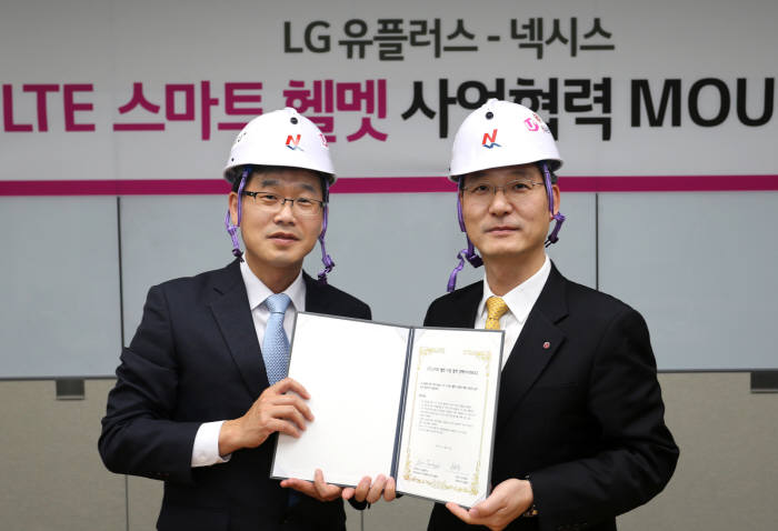 김동현 넥시스 대표(왼쪽)와 권준혁 LG유플러스 상무가 LTE 스마트 헬멧 공동 개발을 위한 협약을 체결했다.